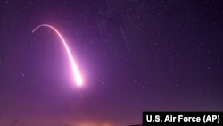 资料图:美国空军提供的以慢速快门拍摄的在加州范登堡空军基地试射的无武装“民兵3型”洲际弹道导弹图像(2019年10月2日)