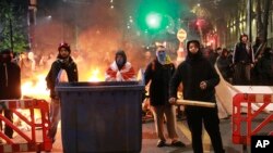 2024 年 12 月 3 月初,格鲁吉亚首都示威者站在路障处,抗议政府中止加入欧盟谈判的决定。