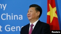 2017年1月18日,中国国家主席习近平在瑞士日内瓦的联合国欧洲总部观看礼品交接仪式。