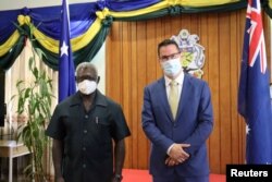 澳大利亚太平洋事务部长赛索嘉出访所罗门首都霍尼亚拉,与所罗门群岛总理索加瓦雷(左)举行会晤。(2022年4月13日)