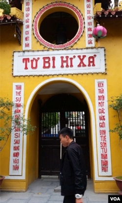河内的一处佛教寺庙,寺庙的名称和楹联已经由拉丁化的越南文字替代了过去的汉字。(美国之音朱诺拍摄,2017年4月4日)
