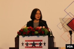 台湾总统蔡英文在台北美国商会举办的“2018谢年饭”上发表讲话。 (美国之音记者杨明拍摄 2018年3月21日)