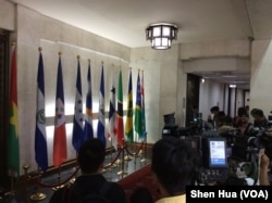 媒体在台湾外交部大厅内,媒体等待拍摄巴拿马国旗被移除 ( 美国之音记者申华 拍摄)