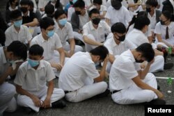 香港荃湾公立何传耀纪念中学的学生静坐示威声援10月1日被警察实弹射中受重伤的同学。(2019年10月2日)