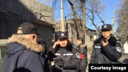 2019年1月17日,赵紫阳故居外警察盘查悼念这位已故改革派领导人的来访者。(网络图片)