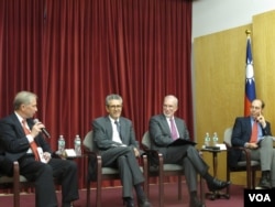 纽约台北经文处研讨会,左起:海外记者基金会总裁何伟杰、李维亚、戴杰、白礼博(纽约台北经文处提供)
