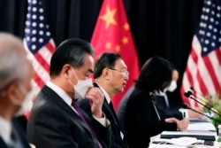 中共政治局委员杨洁篪(中)和中国外长王毅在阿拉斯加美中高层会谈上。(2021年3月18日)