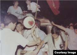 网友寄来照片并写道:“我叫梅实。中间那个拿喇叭的人是我 。 1989年6月2日晚间,一辆军方SUV车撞击4名北京平民,造成3人死亡,我在现场处理,车上有军装军帽。”