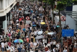 香港民众在香港主权移交纪念日举行游行反对港版国安法。(2020年7月1日)