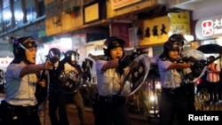 香港警察在荃湾鸣枪示警,开出反送中抗议运动期间的第一枪。(2018年8月15日)