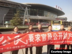 曾导演访民春晚的姜家文(中)被称为劳教刑拘冠军。(网络图片)