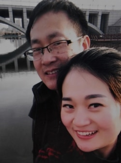 资料照:中国维权律师王全璋与妻子李文足在2015年2月的合影。