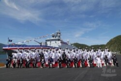 台湾总统蔡英文2021年9月9日在苏澳海军基地主持塔江舰成軍及快速布雷艇交艇仪式时与官兵合影。(台湾国防部网站)