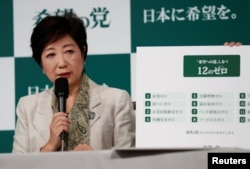 2017年10月6日,日本希望之党党魁东京都知事小池百合子参加记者吹风会发表竞选承诺。