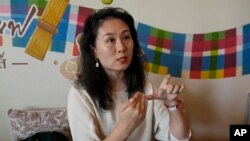 Bà Du Xuan, người Trung Quốc, thuộc Vision Education nói các bậc phụ huynh đến Chiang Mai, Thái Lan, thuộc hai loại: Những người đã lên kế hoạch trước về nền giáo dục mà họ muốn cho con mình và những người gặp khó khăn với hệ thống giáo dục tranh đua của Trung Quốc.