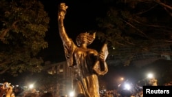 这尊民主女神像在2010年香港民众举行六四烛光纪念会之后便移到香港中文大学校园内。(2010年6月4日)