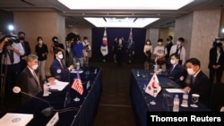 韩国外交部朝鲜半岛和平交涉本部长鲁圭悳(右)与美国朝鲜问题特使金圣(左)2021年6月21日在韩国首尔举行双边会谈。