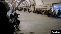乌克兰民众在基辅一个地铁站躲避空袭(2024年1月13日)