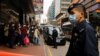 香港警察逮捕了《立场新闻》的六名高管后突击搜查其办公室。(2021年12月29日)