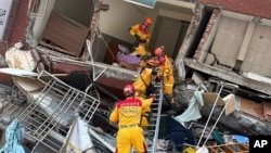 台湾消防署发布的照片显示,救援人员准备进入花莲一栋因地震而严重倾斜的大楼内进行搜救。(2024年4月3日)