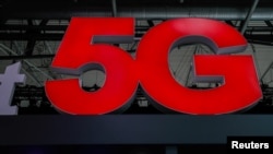 在西班牙巴塞罗那举行的世界移动通信大会上5G的标识。(2018年10月30日)
