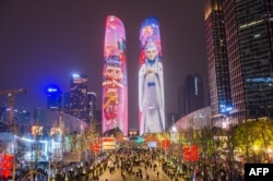 2025年2月12日,中国四川成都的两座大楼上亮起了电影“哪吒2”的人物画像。