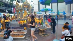 资料照片:中国游客喜爱光顾的曼谷四面佛。2018年,泰国预计接待超过一千万中国游客。(2015年10月13日,美国之音朱诺拍摄)