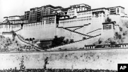 1959年3月17日,数千名藏族妇女包围了拉萨布达拉宫,无声抗议中国统治和压迫