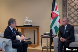 美国国务卿布林肯与约旦国王阿卜杜拉二世(King Abdullah II)在约旦首都安曼举行会晤。(2023年10月13日)