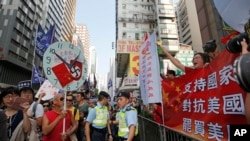 2018年10月1日,香港两派游行集会,有人主张“支持国家,对抗美国,罢买美国”,也有人主张香港独立或“为法西斯强国送终”。