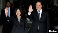 台湾总统蔡英文和巴拿马总统巴雷拉(Juan Carlos Varela)在巴拿马总统府的欢迎仪式上(2016年6月27日)