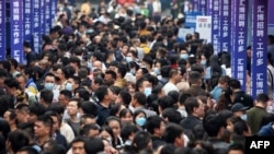 资料照:2023年4月11日,人们在中国西南部城市重庆参加招聘会。中国2023年8月15日表示暂停发布青年失业率数据。(法新社)