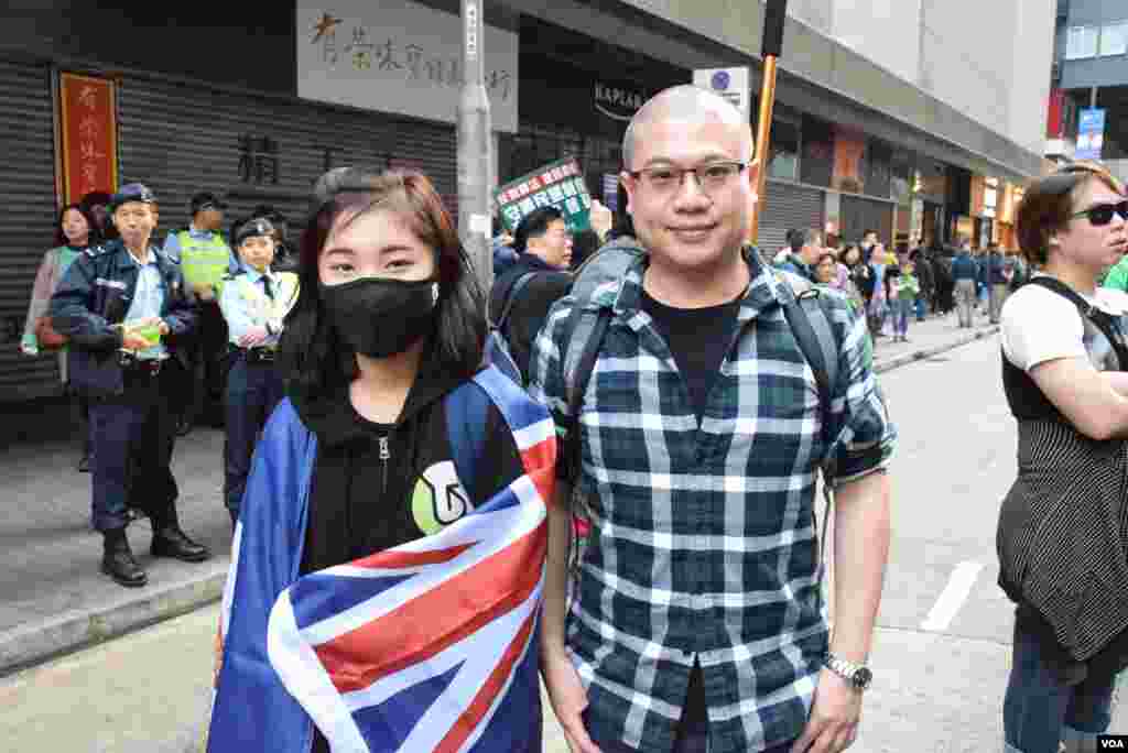 “香港人优先”团体的成员梁金成等人在游行中( 2017年1月1日,美国之音湯惠芸拍摄)