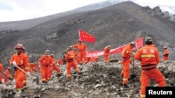 2013年3月30日,搜救工作人员在西藏拉萨市下属的墨竹工卡县,一座发生山体坍塌的金矿现场进行救援。