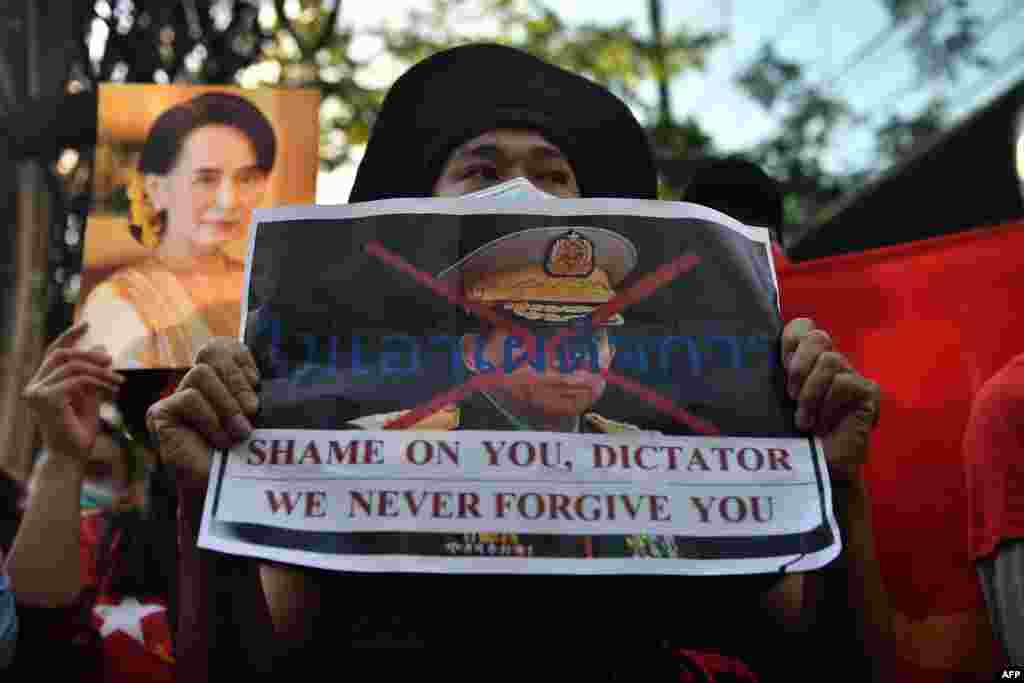 မြန်မာနိုင်ငံမှာ စစ်တပ်က အာဏာသိမ်းလိုက်တဲ့ လုပ်ရပ်ကို ကန့်ကွက်တဲ့အနေနဲ့ မြန်မာနိုင်ငံသား ရွှေ့ပြောင်းအလုပ်သမားတွေနဲ့ ထိုင်း တက်ကြွလှုပ်ရှားသူတွေ ဘန်ကောက်မြို့ မြန်မာသံရုံးရှေ့မှာ ဆန္ဒပြမြင်ကွင်း။ (ဖေဖော်ဝါရီ ၀၁၊ ၂၀၂၁)