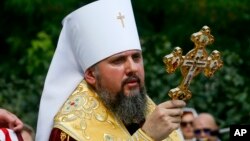 "Ворог намагається замаскуватися під українське. ... Багато українців не усвідомлюють, що відвідують саме Російську православну церкву в Україні", - сказав Митрополит Епіфаній. AP Photo/Efrem Lukatsky