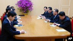 朝鲜劳动党副委员长金英哲(Kim Yong Chol)(右二)在平壤与韩国代表团会谈 - 韩通社提供照片