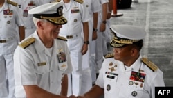 美国第七舰队司令卡尔·托马斯中将(左)和菲律宾海军 2023“萨玛萨玛”演习司令官托里比奥·阿达西中将(中)在美菲年度海军演习的开幕式上握手。(2023年10月2日)