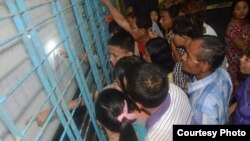 ရန်ကုန်တိုင်း၊ ဒဂုံမြို့နယ် အမှတ် (၂) အခြေခံပညာ အထက်တန်း ကျောင်းတွင် တက္ကသိုလ်ဝင် စာမေးပွဲ အောင်စာရင်း လာရောက်ကြည့်ရှုနေသူများ ကို ဂျူလိုင်လ ၁၁ရက်က တွေ့ရစဉ်။ ဓာတ်ပုံ - MOI