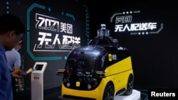 上海举行的世界人工智能大会上展出的美团人工智能无人配送车。(路透社2021年7月8日)