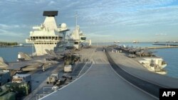 英国伊丽莎白女王号航母战斗群停靠在新加坡樟宜海军基地。(2021年10月11日)