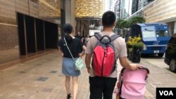 尖沙咀街头不少大陆家长带子女到该区私营诊所接种疫苗。 (美国之音特约记者汤惠芸)