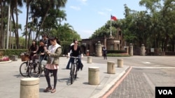 台湾著名学府-台大校本部的前门外景(美国之音杨晨拍摄)