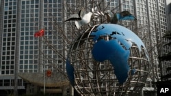 中国外交部大楼前的地球仪与和平鸽。(2020年3月18日)