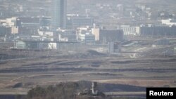 在朝鲜半岛分隔南北的板门店停战村望到的开城工业园。(2011年资料照片)
