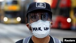 香港一名示威者面戴反对港府禁蒙面法的字样的面罩上街示威。(2019年10月4日)