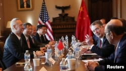资料照片:美国贸易代表莱特希泽(右二)在美中两国在白宫艾森豪威尔行政楼开始谈判之际与桌对面的中国副总理刘鹤交谈。(2019年1月30日)
