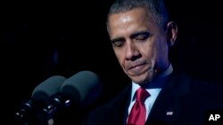 美国总统奥巴马在圣诞树点灯仪式上讲话时的停顿时刻(2015年12月3日)