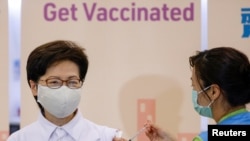 香港特首林郑月娥周一接种中国科兴公司的新冠疫苗。(2021年2月21日)