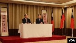外交部主任秘书章文梁与宋楚瑜共同出席记者招待会(美国之音易林拍摄)